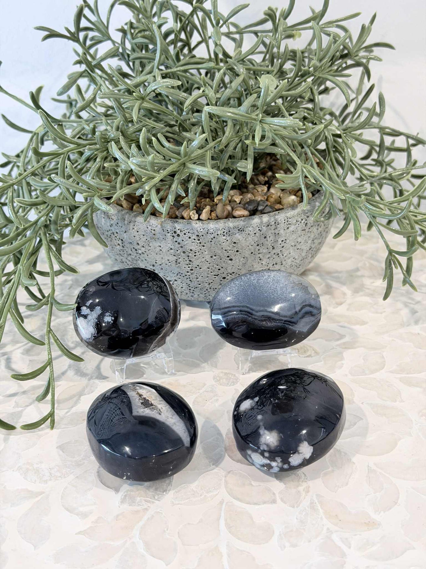 Black Flower Agate Palm Stones